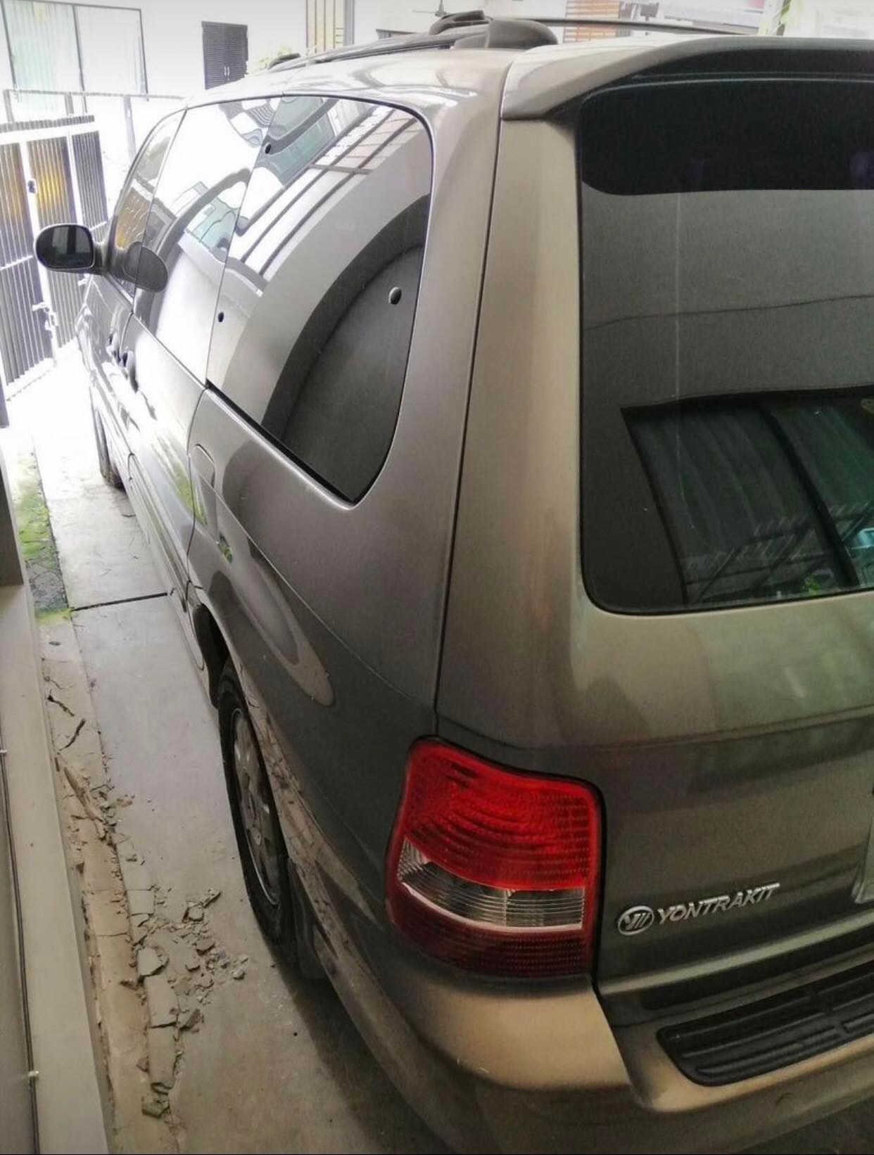 1998 Kia Carnival สีเทา