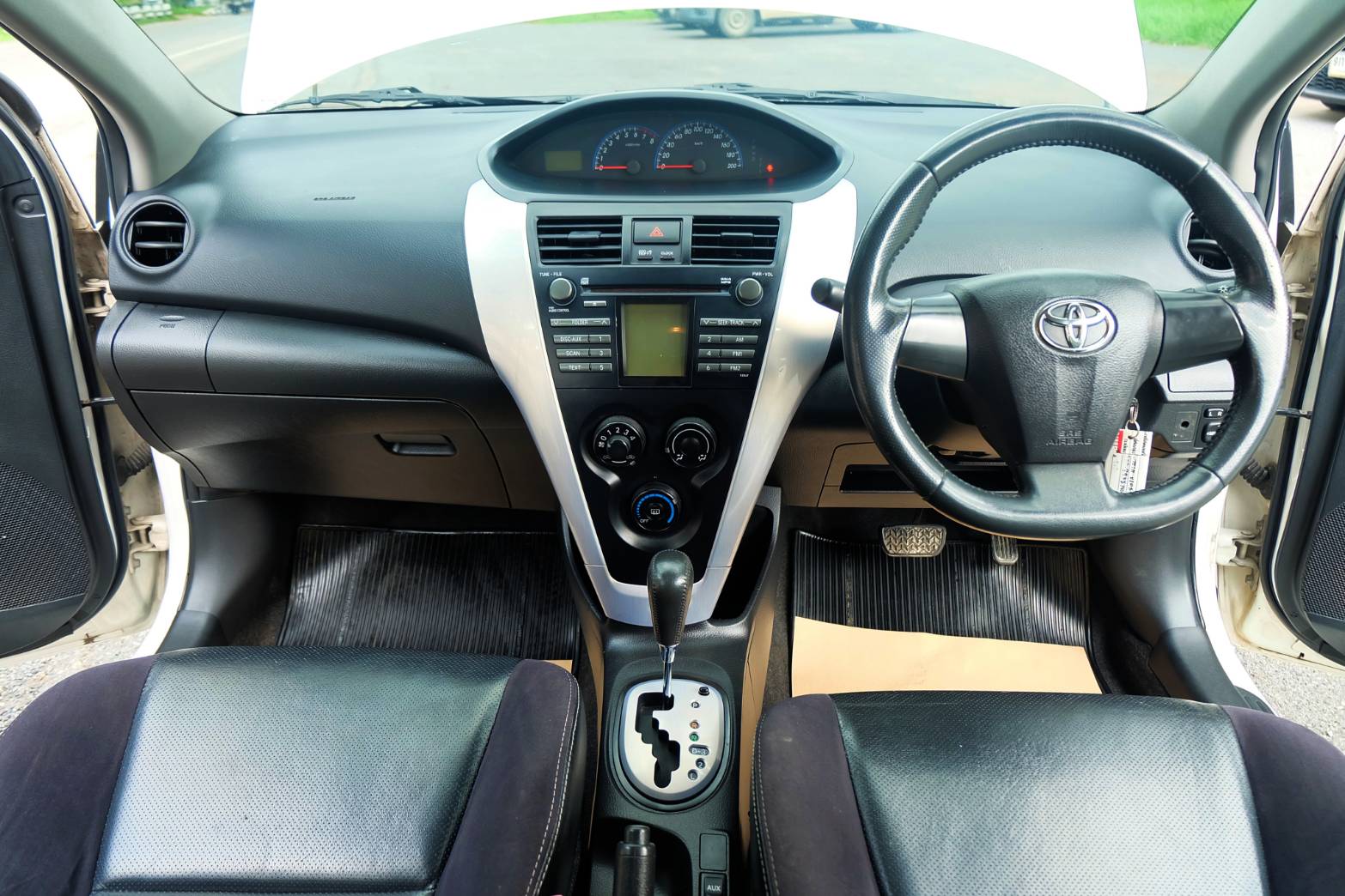 2012 Toyota Vios สีขาว (รูปที่ 2)