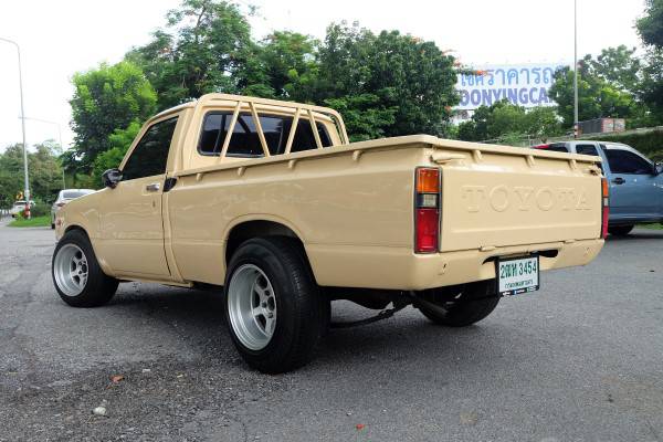 1981 Toyota Hilux LN30 สีเหลือง