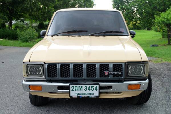 1981 Toyota Hilux LN30 สีเหลือง