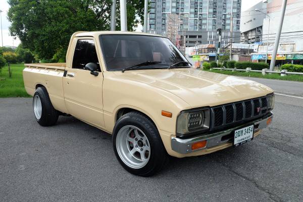 1981 Toyota Hilux LN30 สีเหลือง