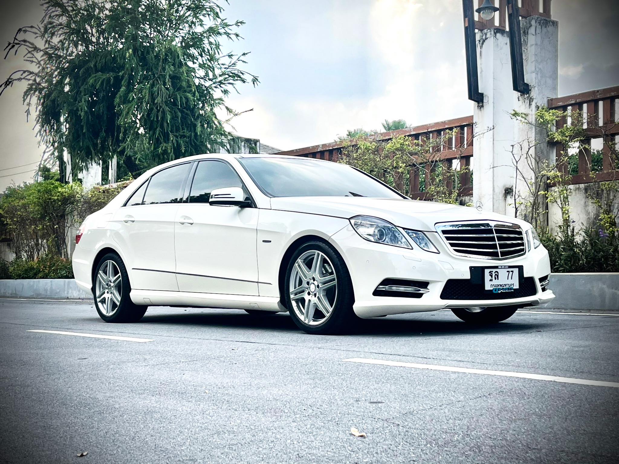 Mercedes Benz E250 CGi AMG เกียร์คอ โคตรใหม่เลยคะ คันนี้ (รูปที่ 4)