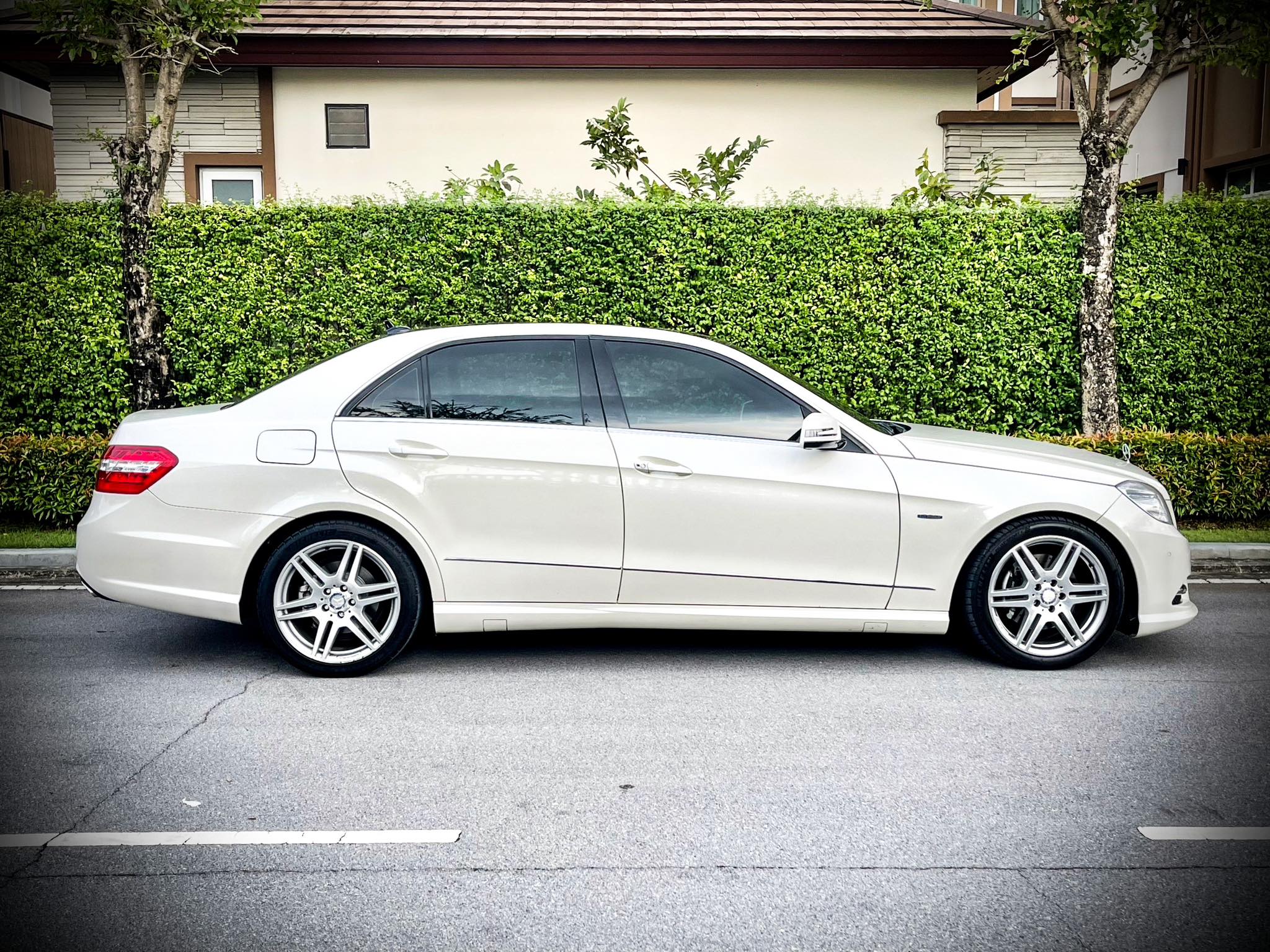 Mercedes Benz E250 CGi AMG เกียร์คอ โคตรใหม่เลยคะ คันนี้ (รูปที่ 14)