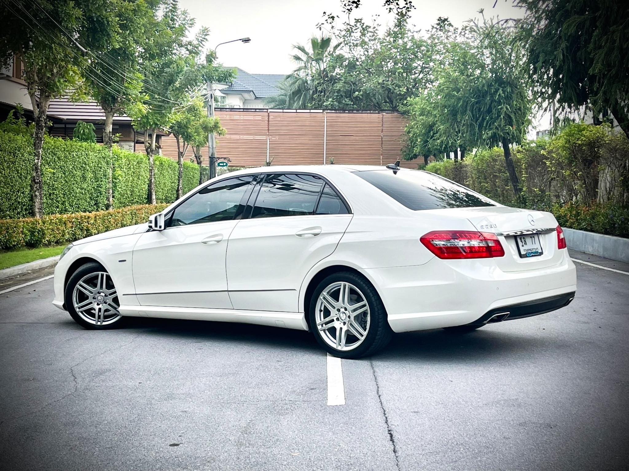 Mercedes Benz E250 CGi AMG เกียร์คอ โคตรใหม่เลยคะ คันนี้ (รูปที่ 5)