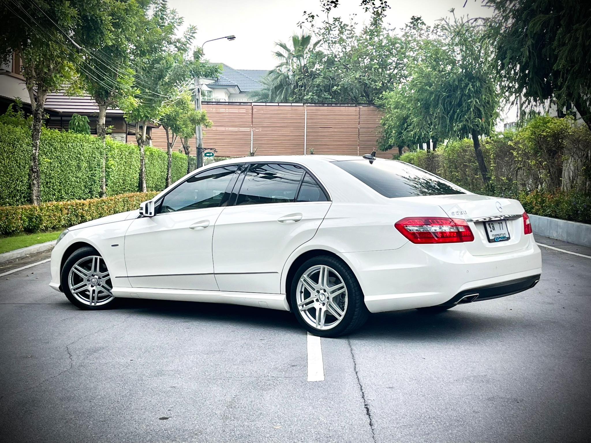 Mercedes Benz E250 CGi AMG เกียร์คอ โคตรใหม่เลยคะ คันนี้