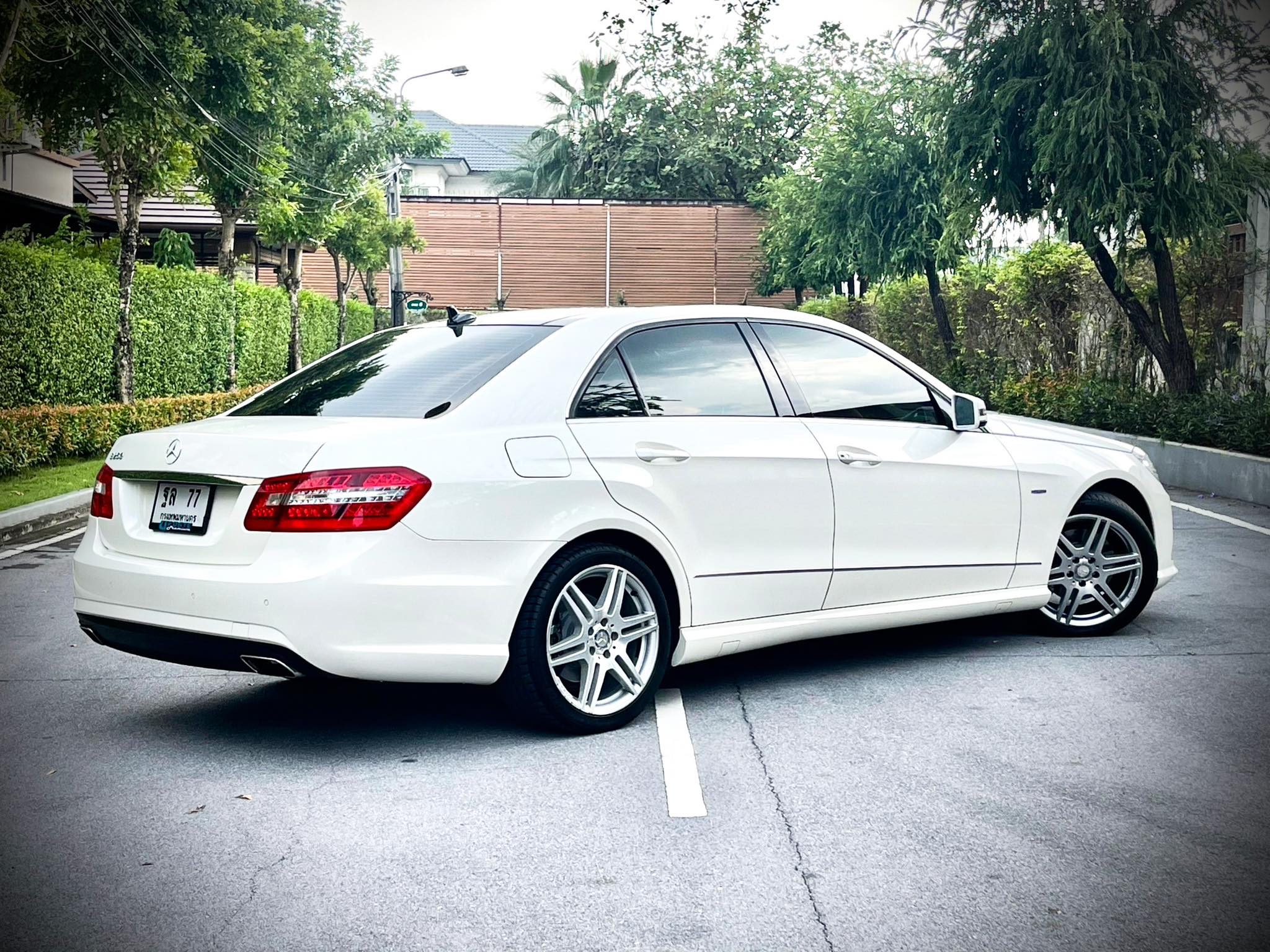 Mercedes Benz E250 CGi AMG เกียร์คอ โคตรใหม่เลยคะ คันนี้ (รูปที่ 3)