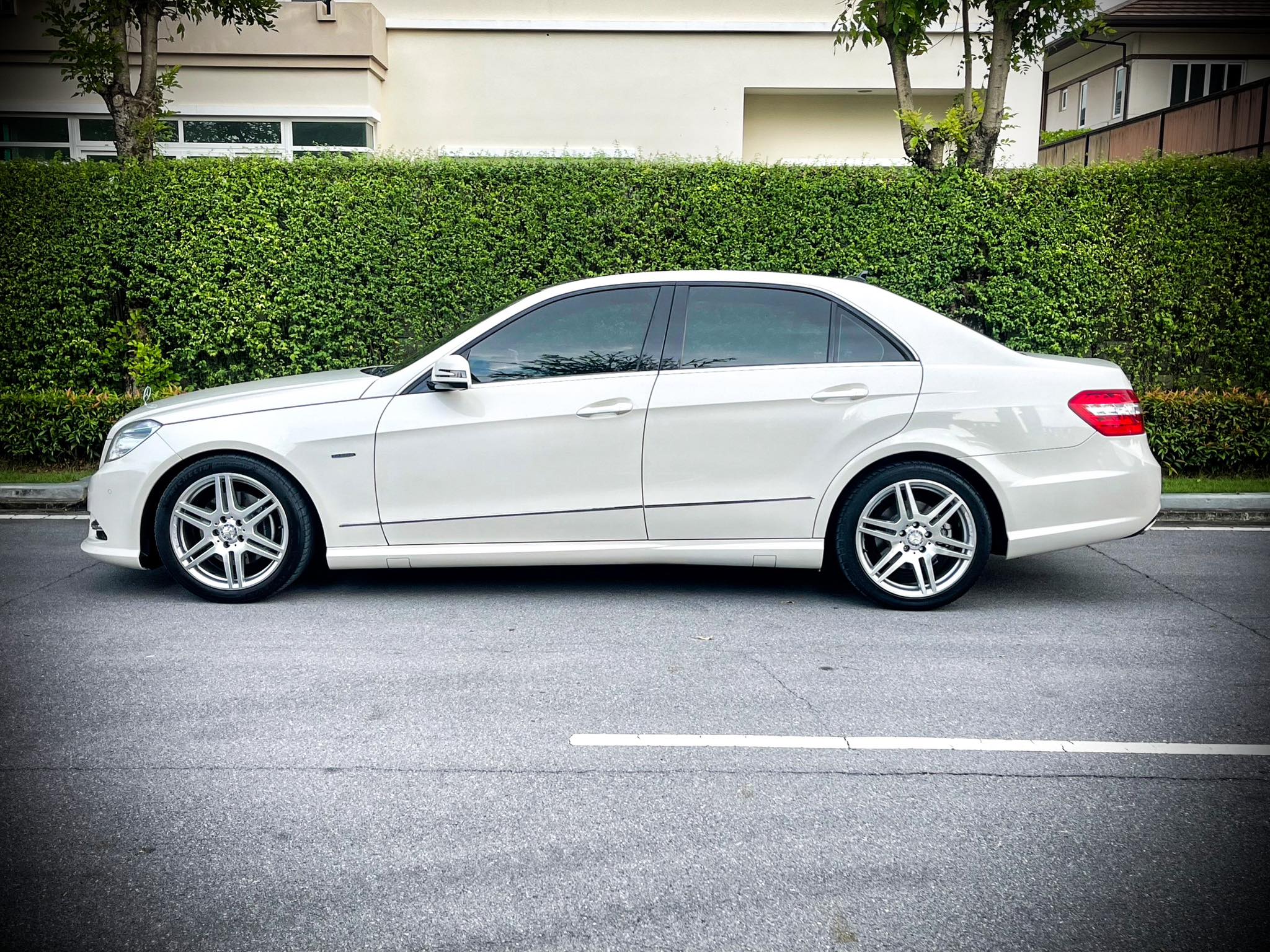 Mercedes Benz E250 CGi AMG เกียร์คอ โคตรใหม่เลยคะ คันนี้ (รูปที่ 13)