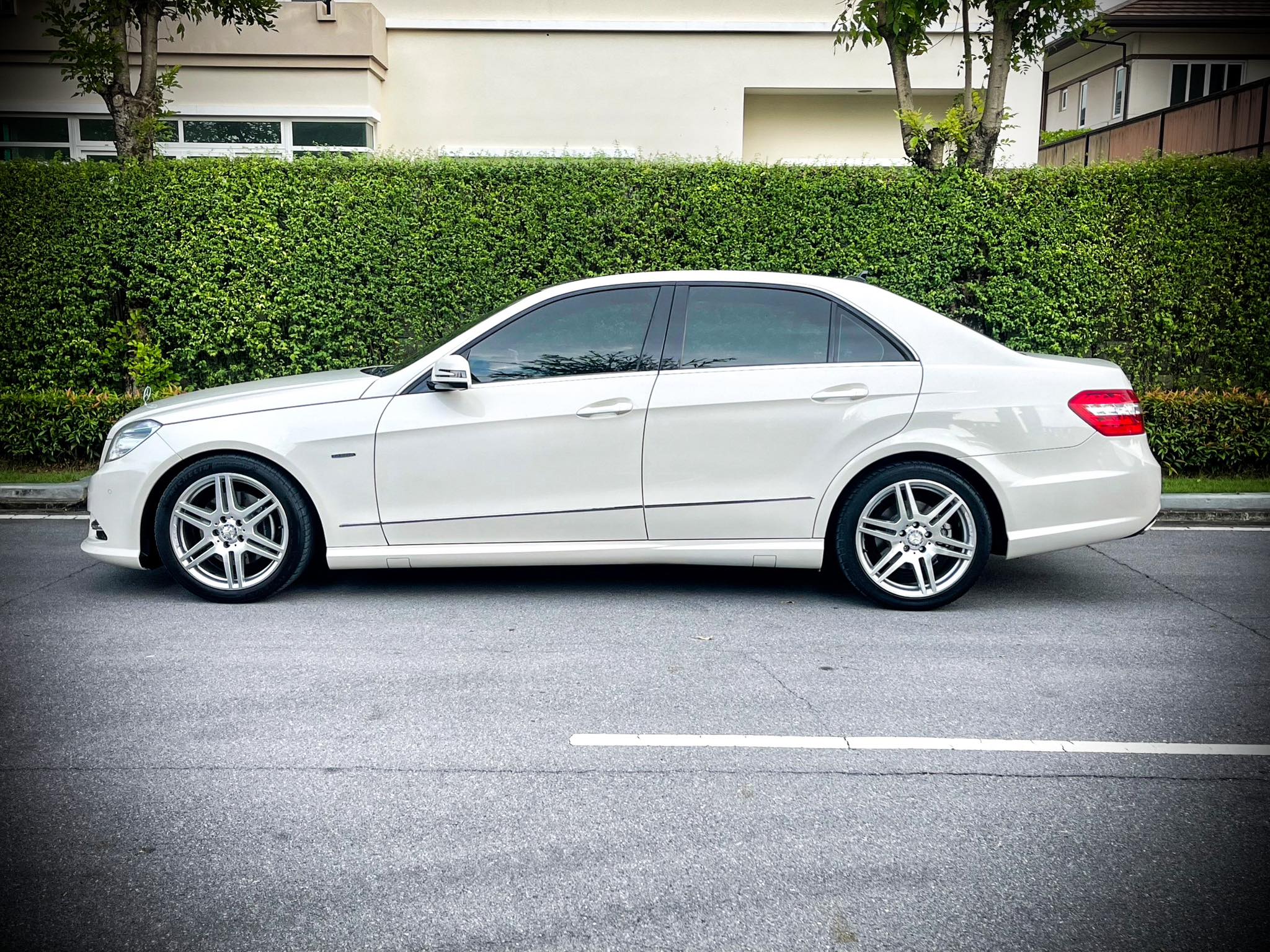 Mercedes Benz E250 CGi AMG เกียร์คอ โคตรใหม่เลยคะ คันนี้