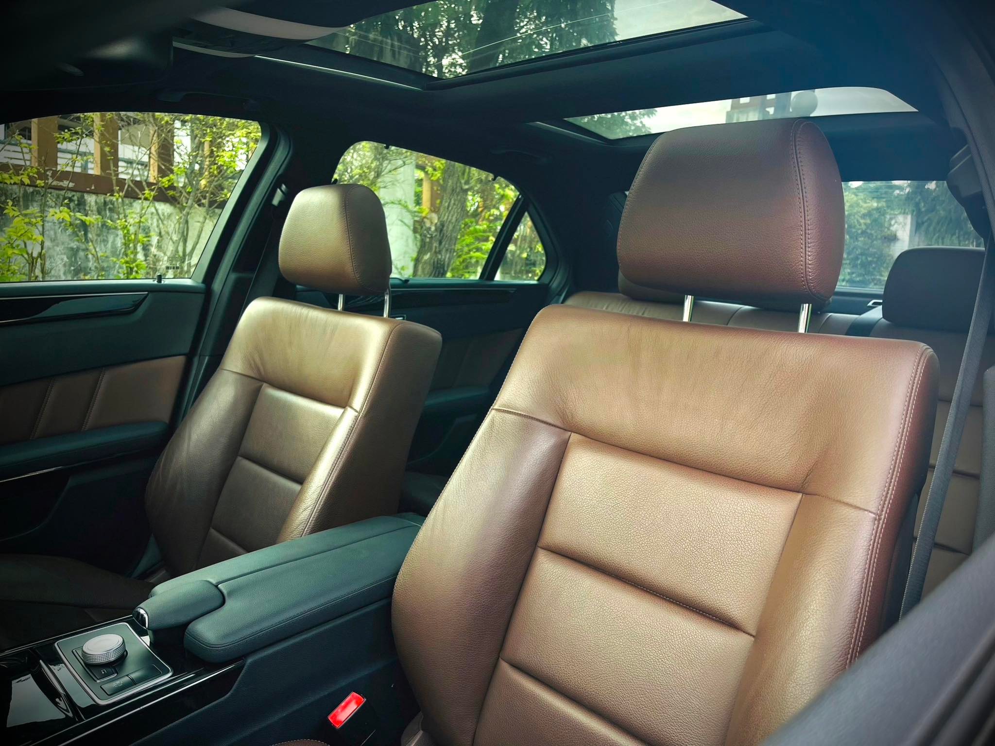 Mercedes Benz E250 CGi AMG เกียร์คอ โคตรใหม่เลยคะ คันนี้ (รูปที่ 21)