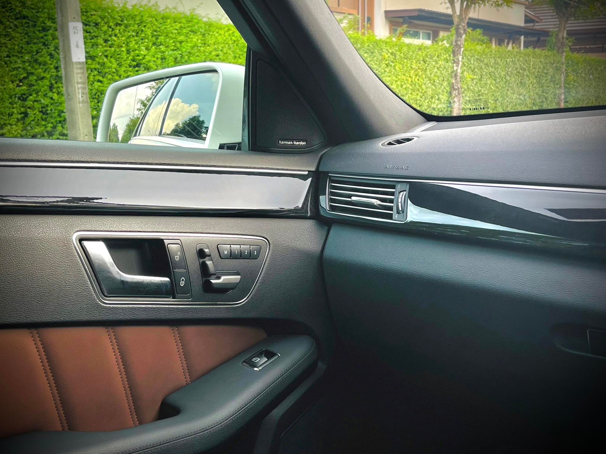 Mercedes Benz E250 CGi AMG เกียร์คอ โคตรใหม่เลยคะ คันนี้ (รูปที่ 19)