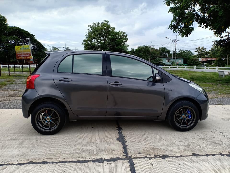 Toyota Yaris ปี 2013 สีเทา (รูปที่ 8)