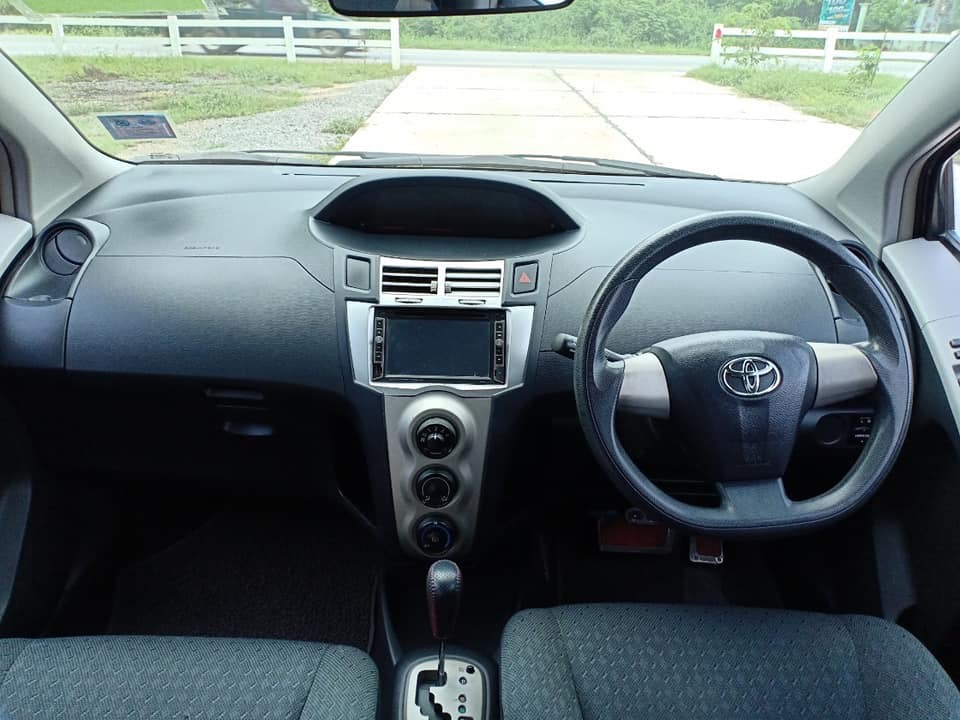 Toyota Yaris ปี 2013 สีเทา (รูปที่ 6)