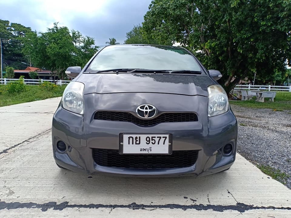 Toyota Yaris ปี 2013 สีเทา