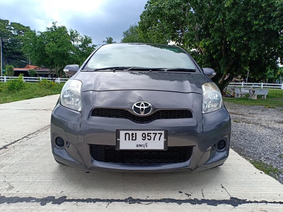 Toyota Yaris ปี 2013 สีเทา (รูปที่ 3)