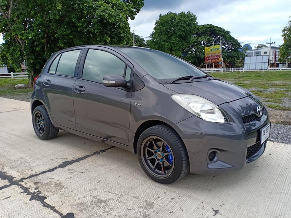 Toyota Yaris ปี 2013 สีเทา (รูปที่ 4)