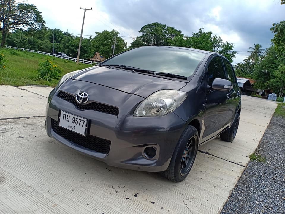 Toyota Yaris ปี 2013 สีเทา (รูปที่ 2)