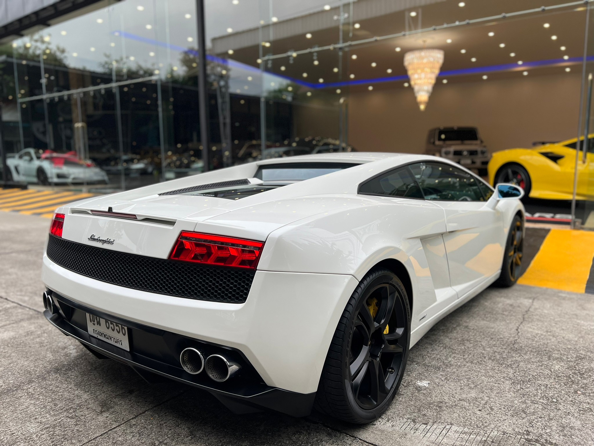 2017 Lamborghini Gallardo สีขาว