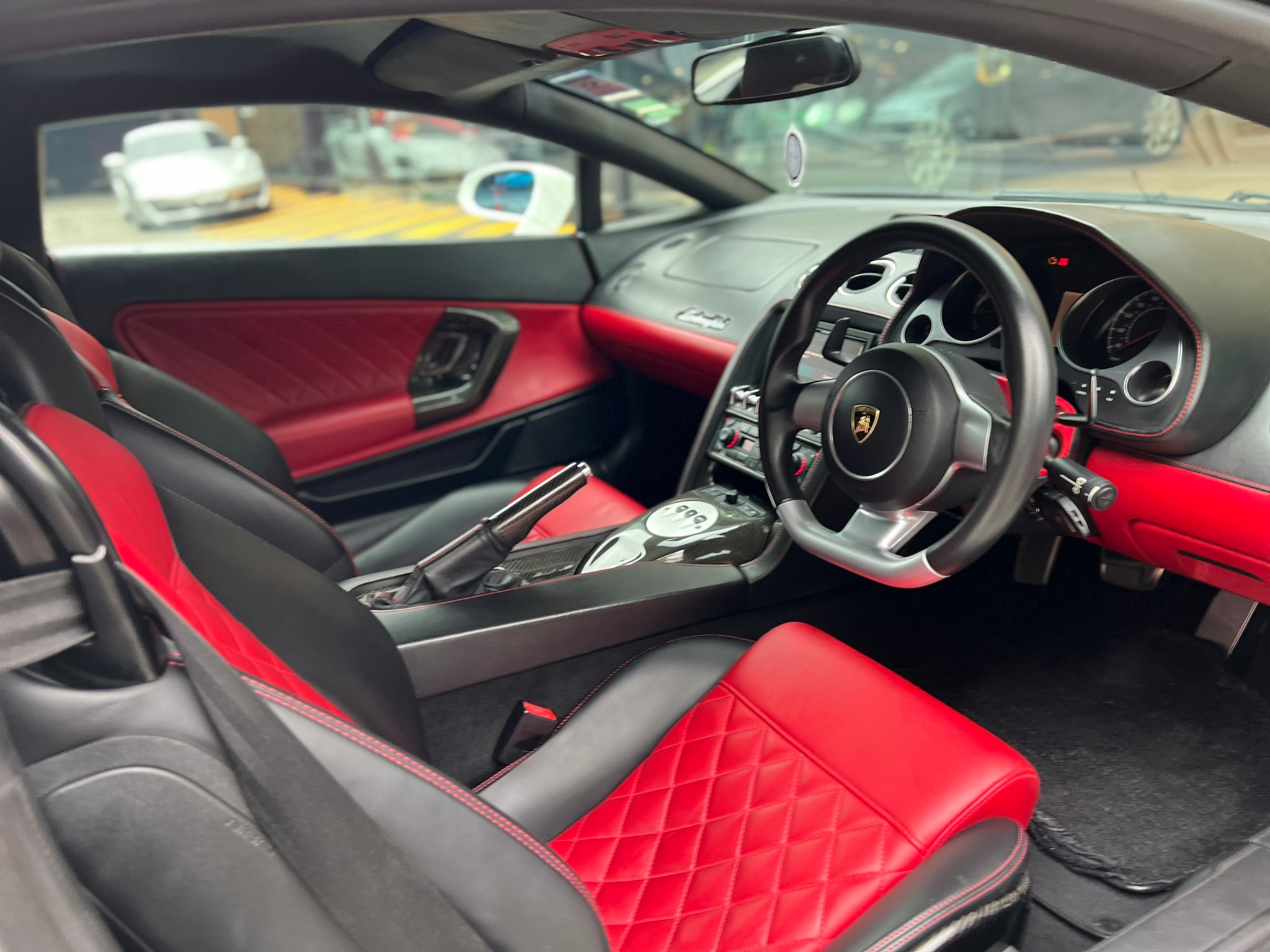 2017 Lamborghini Gallardo สีขาว