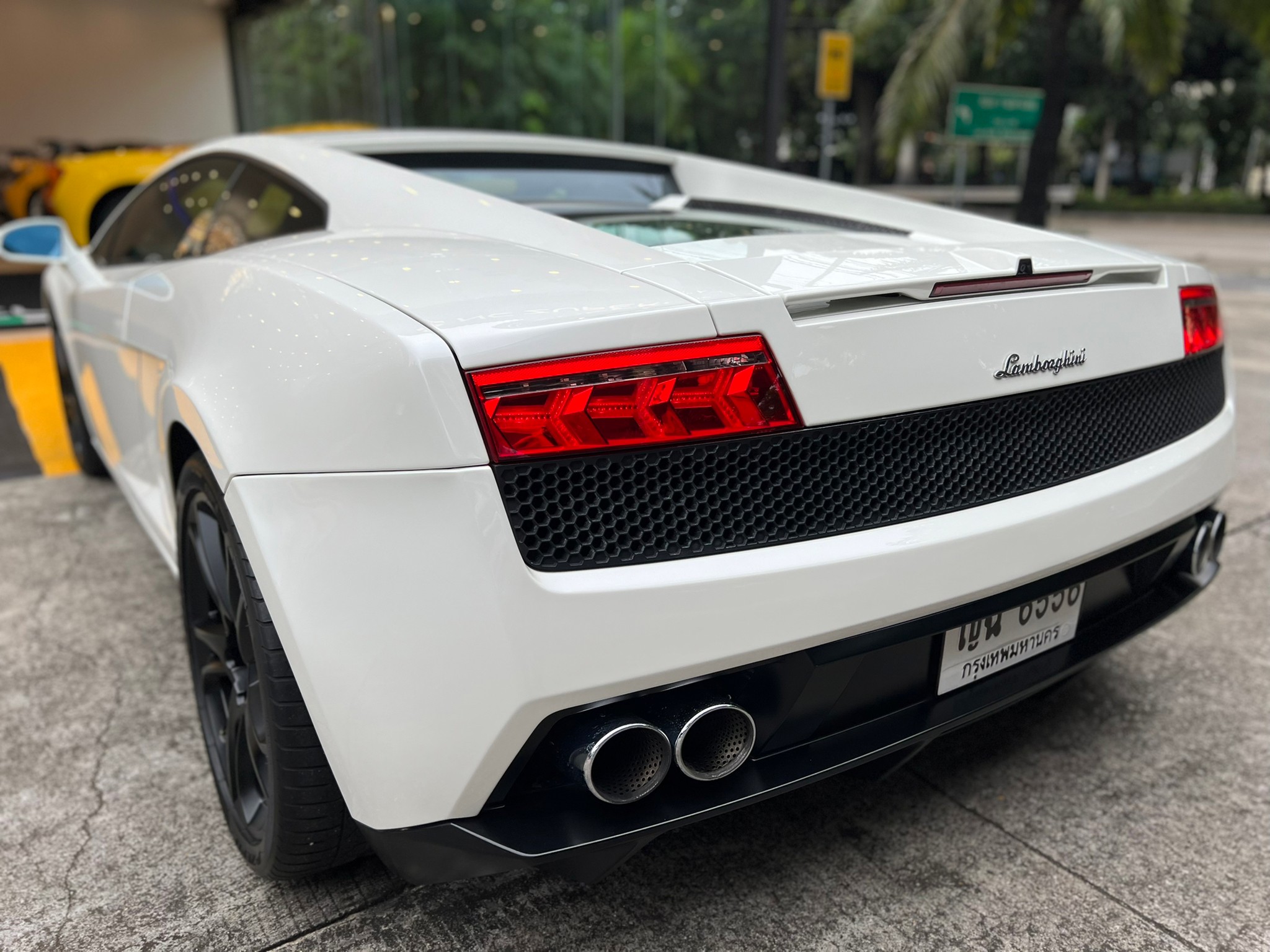 2017 Lamborghini Gallardo สีขาว
