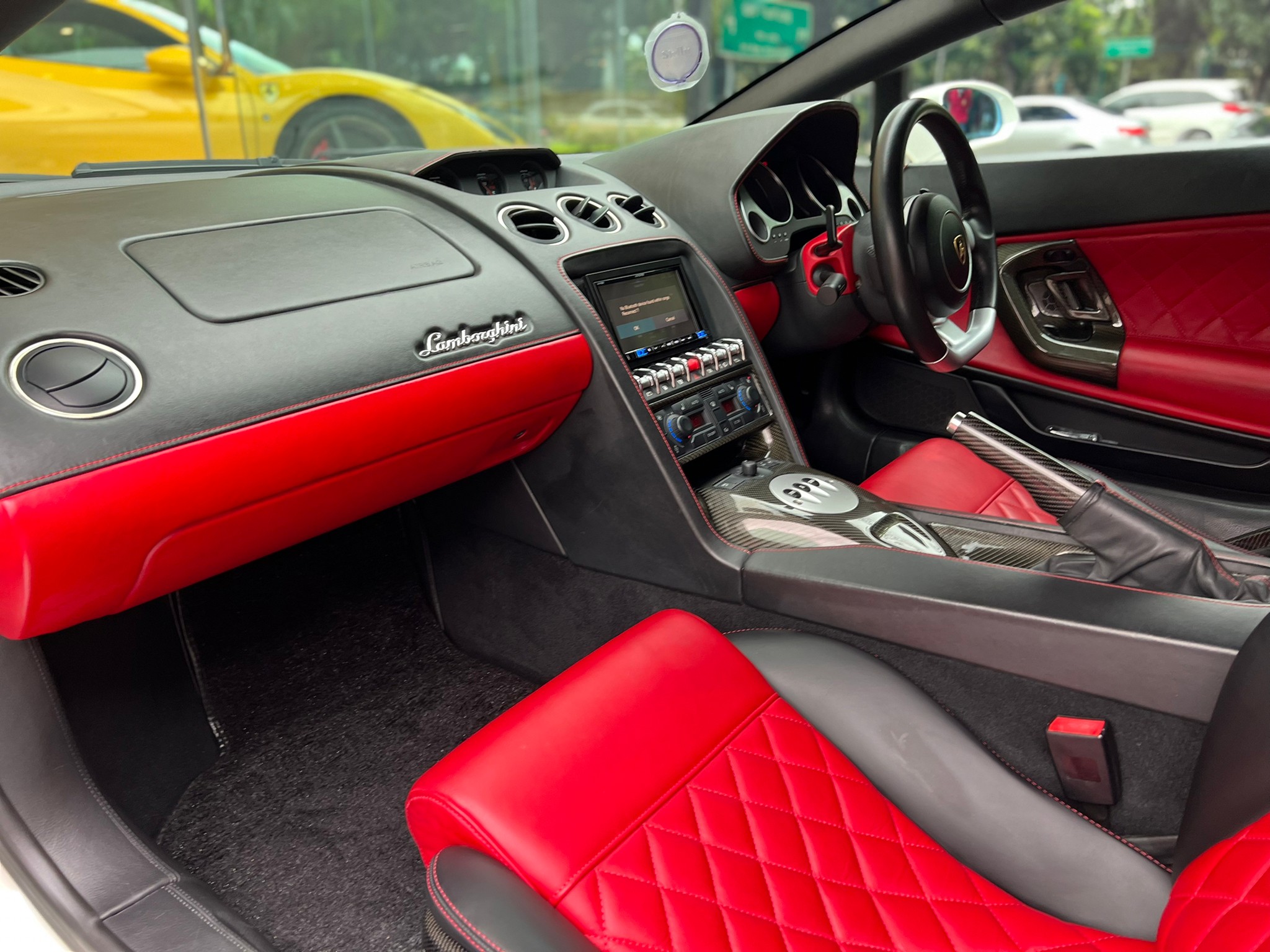 2017 Lamborghini Gallardo สีขาว