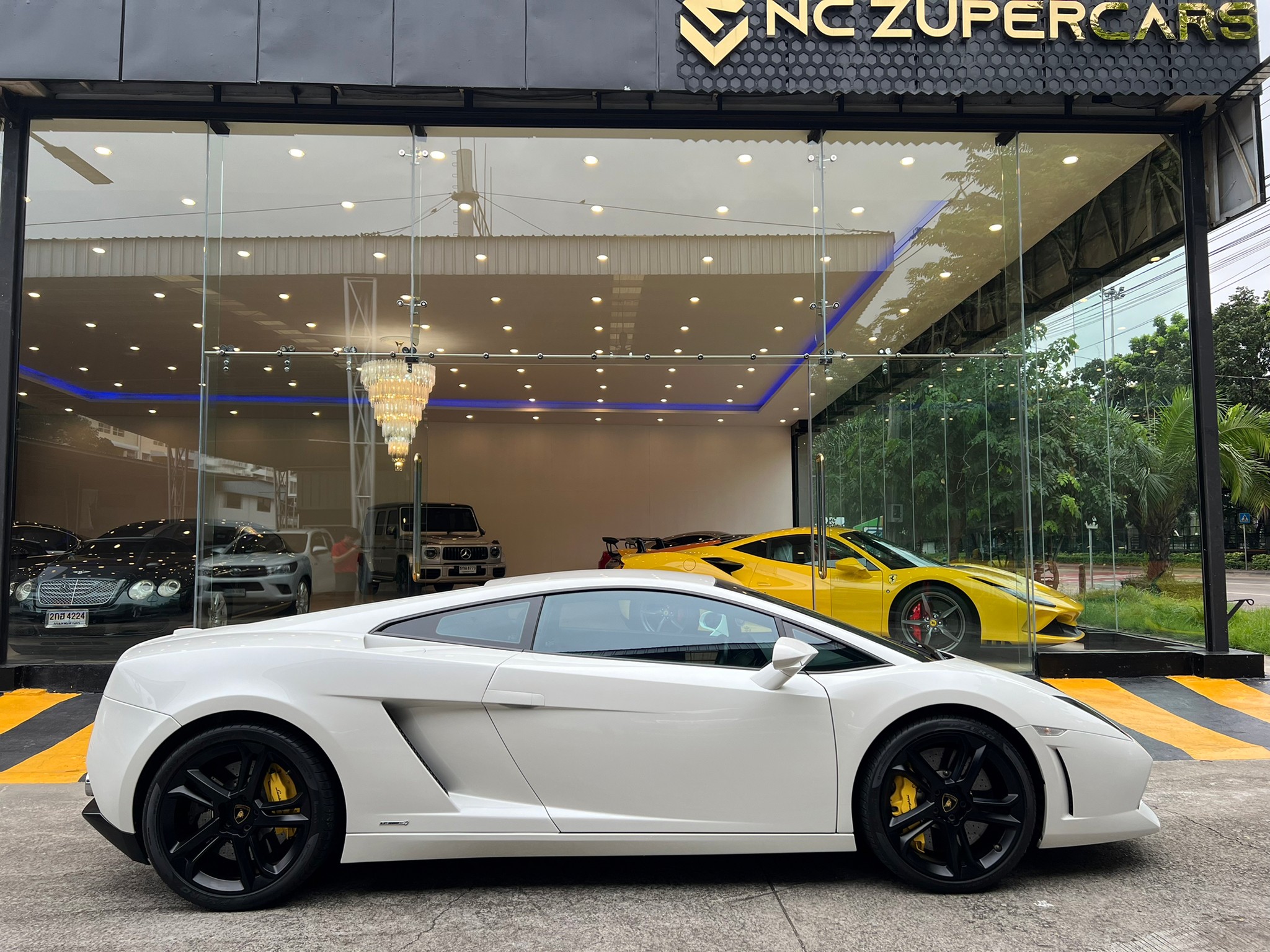 2017 Lamborghini Gallardo สีขาว