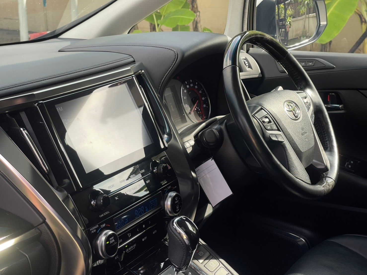 2021 Toyota Alphard สีขาว (รูปที่ 10)