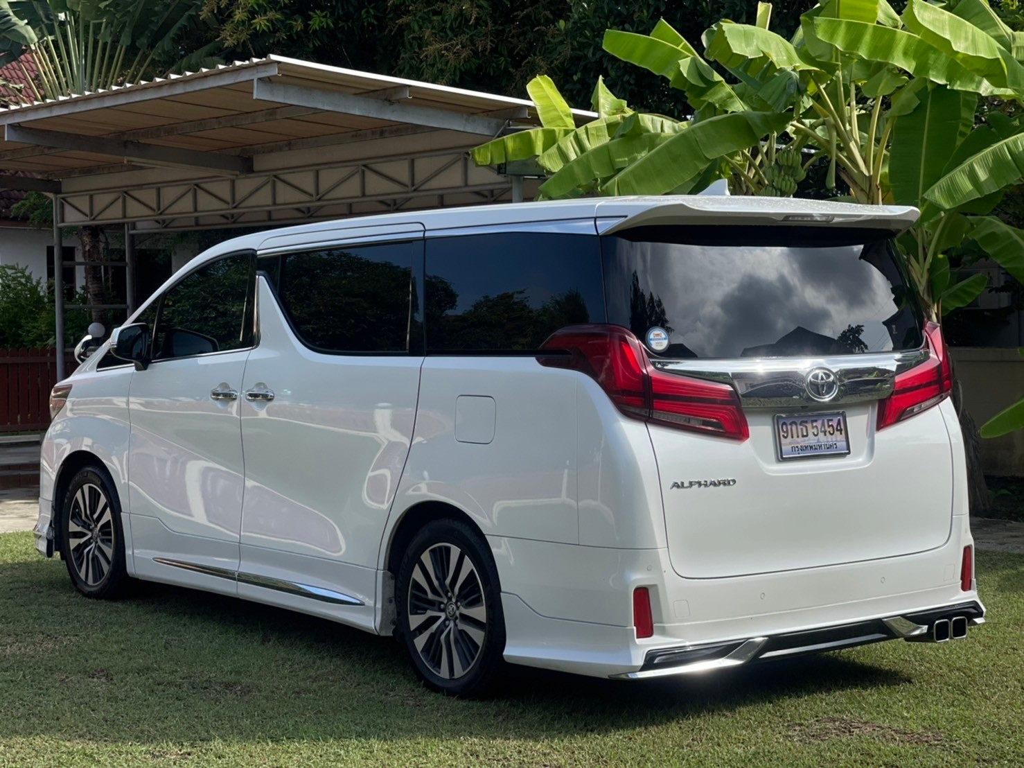2021 Toyota Alphard สีขาว (รูปที่ 4)