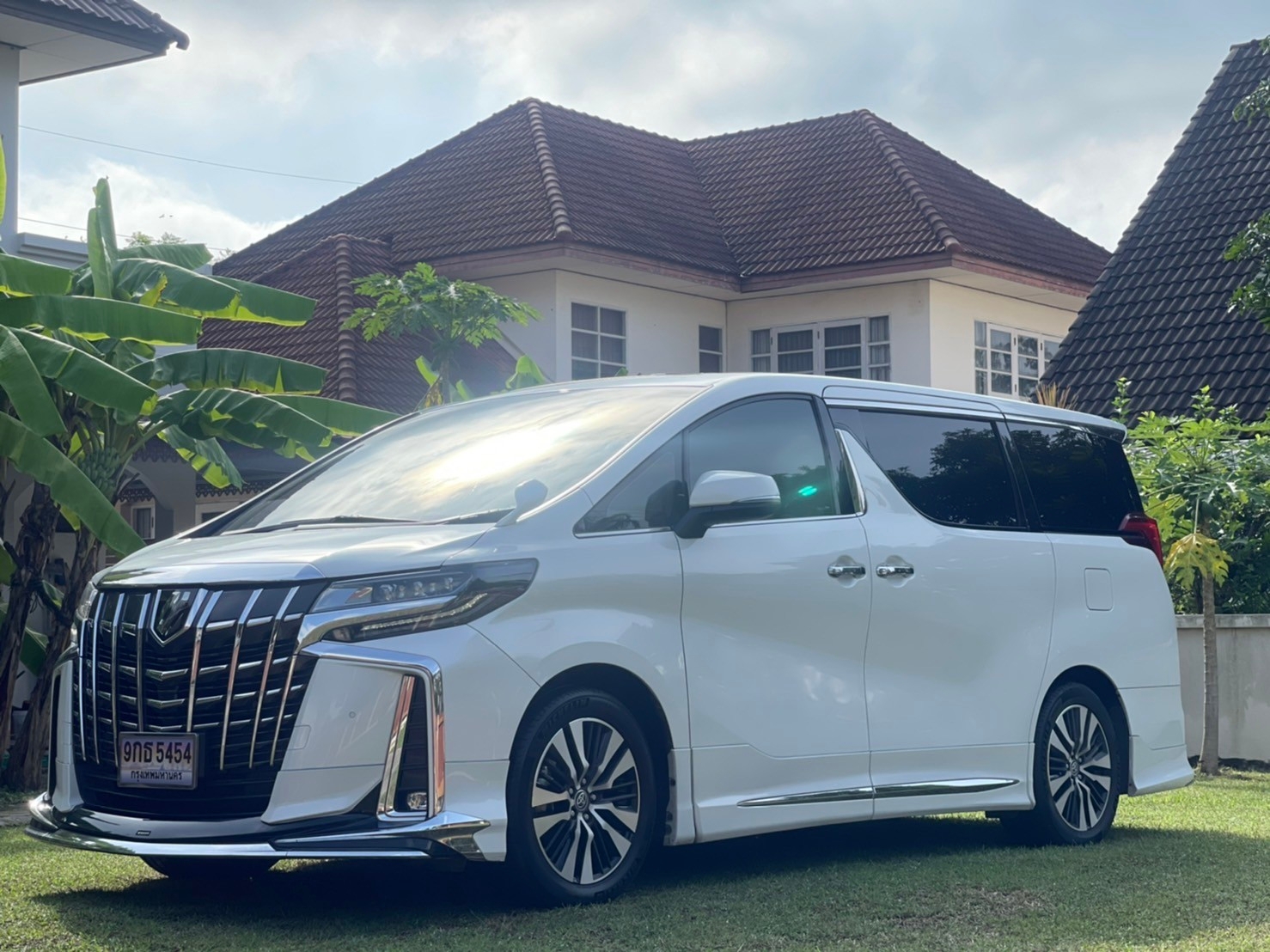 2021 Toyota Alphard สีขาว (รูปที่ 3)