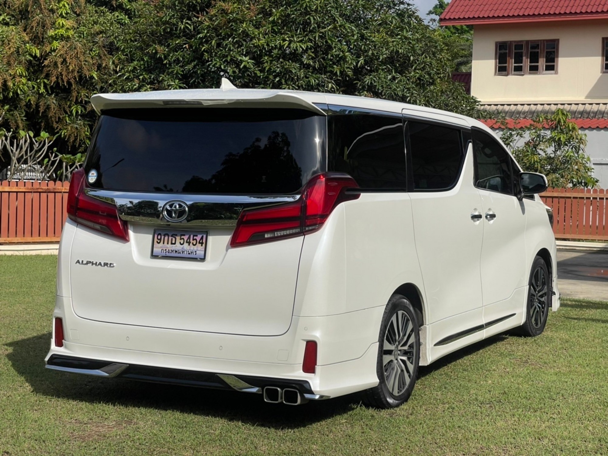 2021 Toyota Alphard สีขาว (รูปที่ 6)