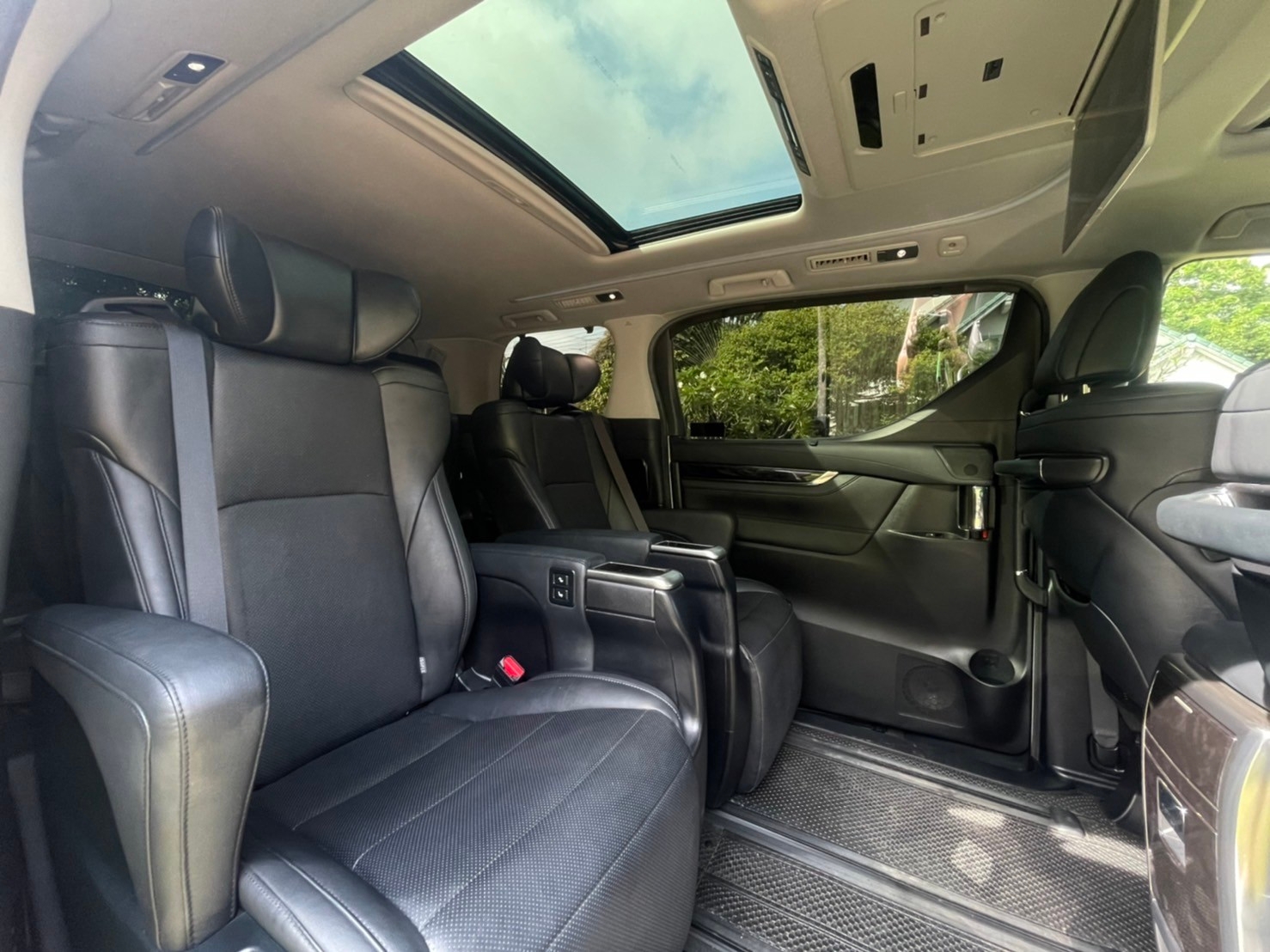 2021 Toyota Alphard สีขาว (รูปที่ 12)
