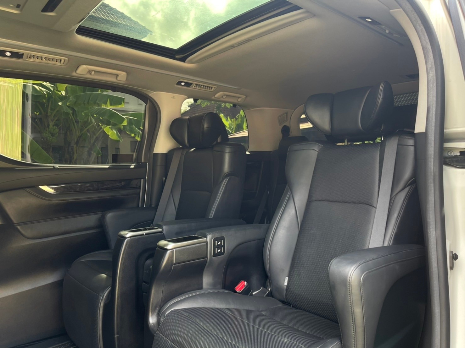 2021 Toyota Alphard สีขาว (รูปที่ 13)