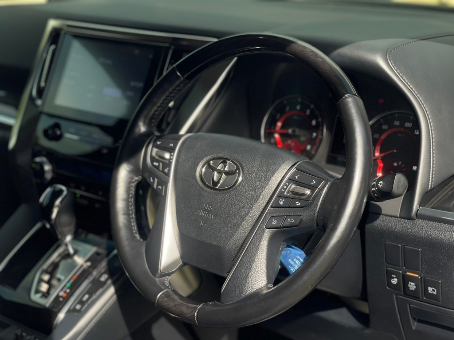 2021 Toyota Alphard สีขาว (รูปที่ 11)