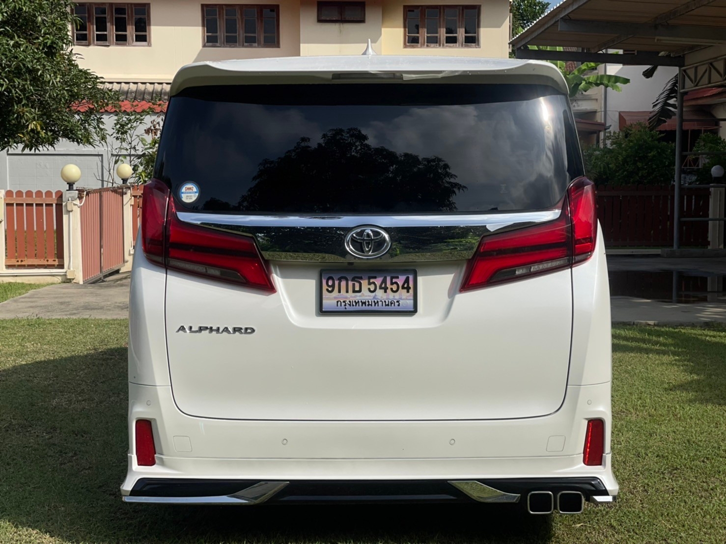 2021 Toyota Alphard สีขาว (รูปที่ 5)