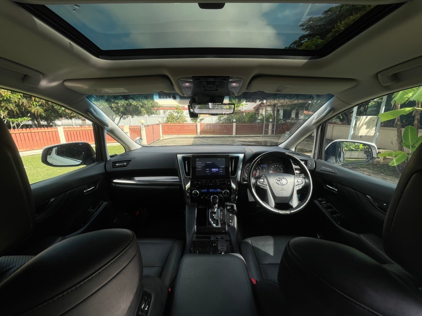 2021 Toyota Alphard สีขาว (รูปที่ 8)