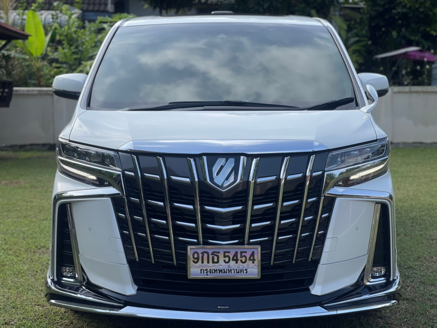 2021 Toyota Alphard สีขาว (รูปที่ 2)