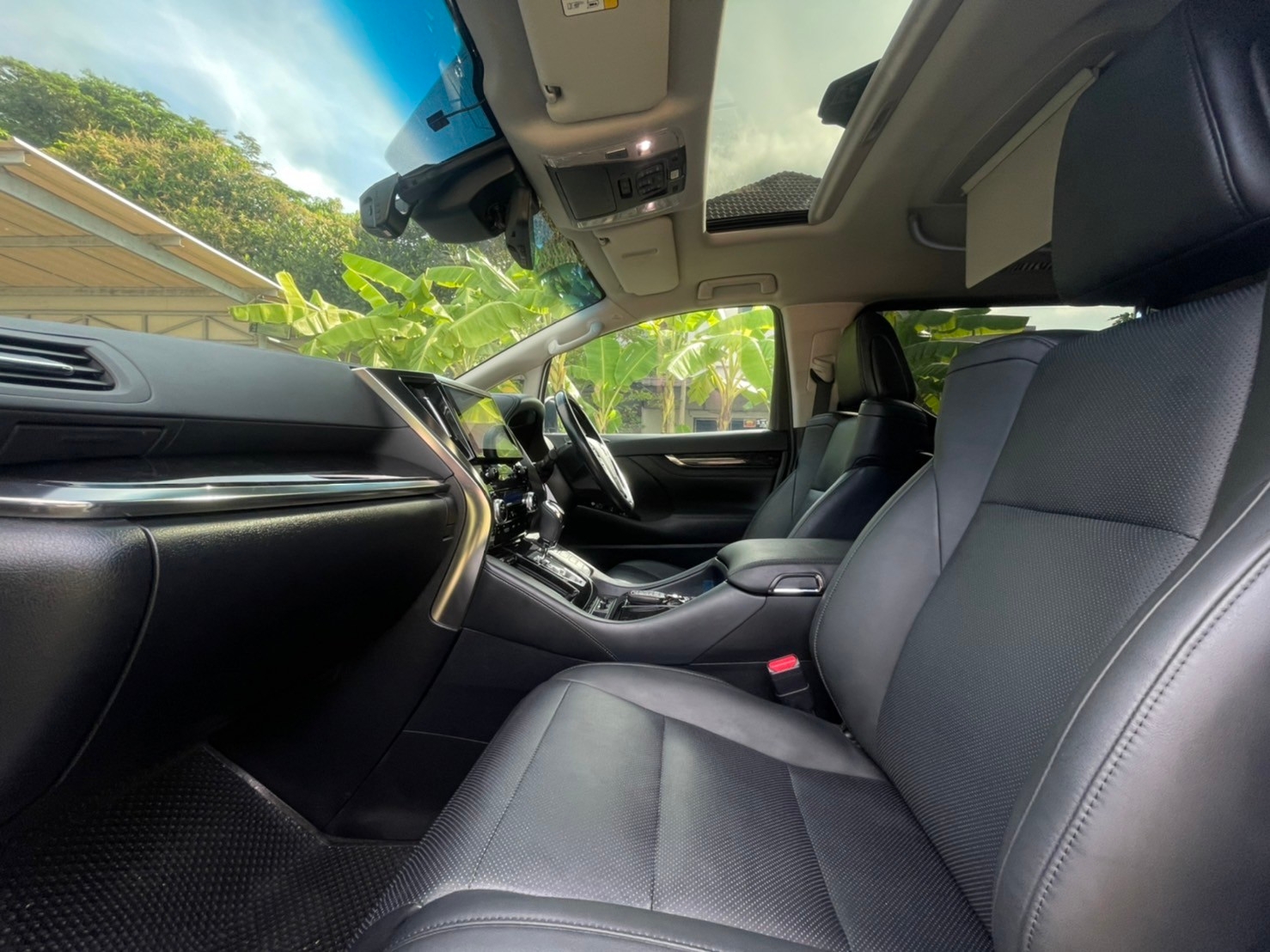 2021 Toyota Alphard สีขาว (รูปที่ 9)