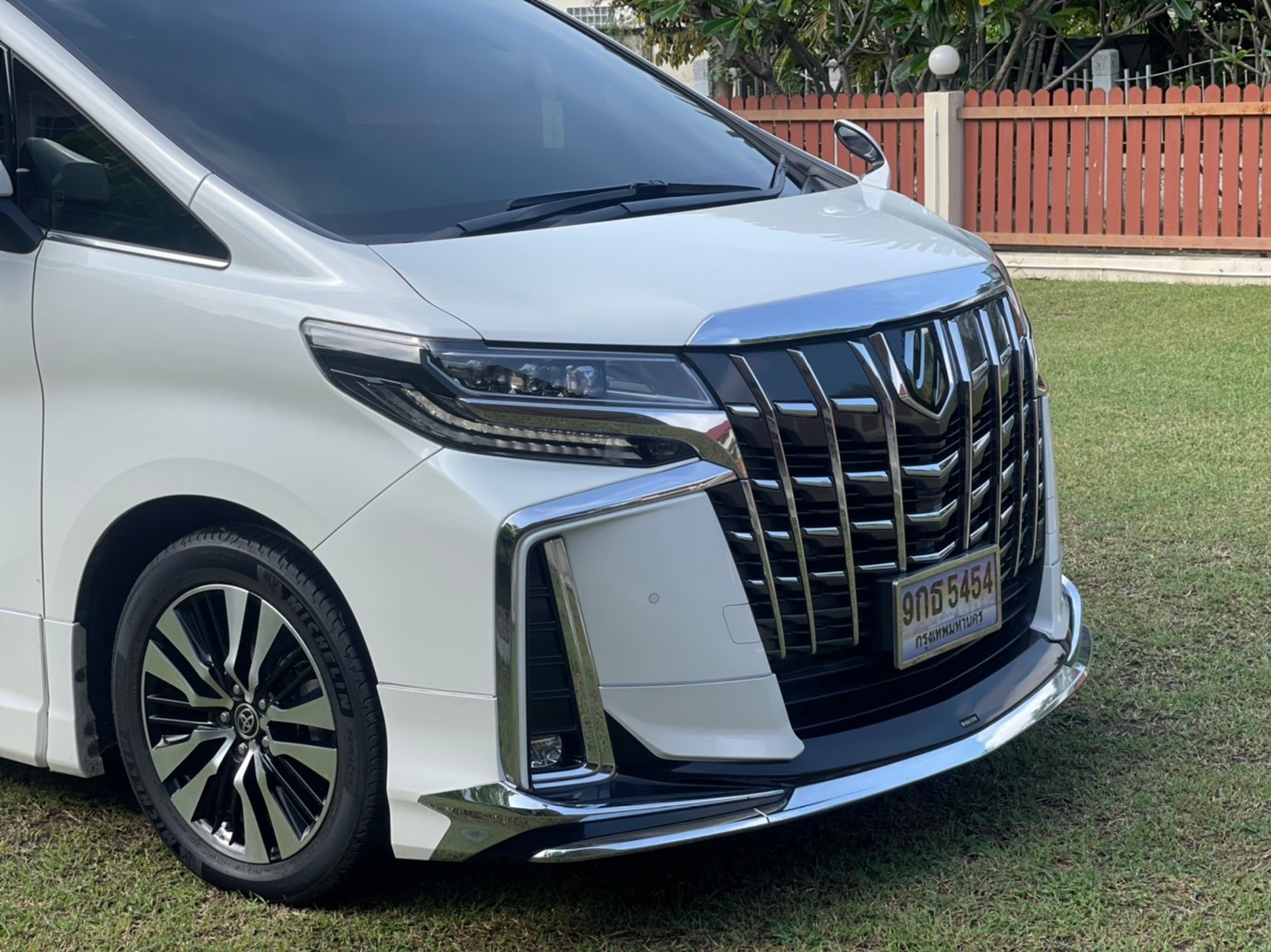 2021 Toyota Alphard สีขาว (รูปที่ 7)