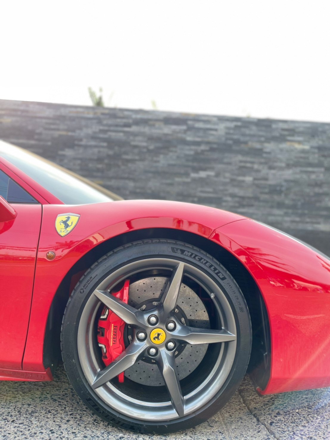2016 Ferrari 488 GTB สีแดง (รูปที่ 9)