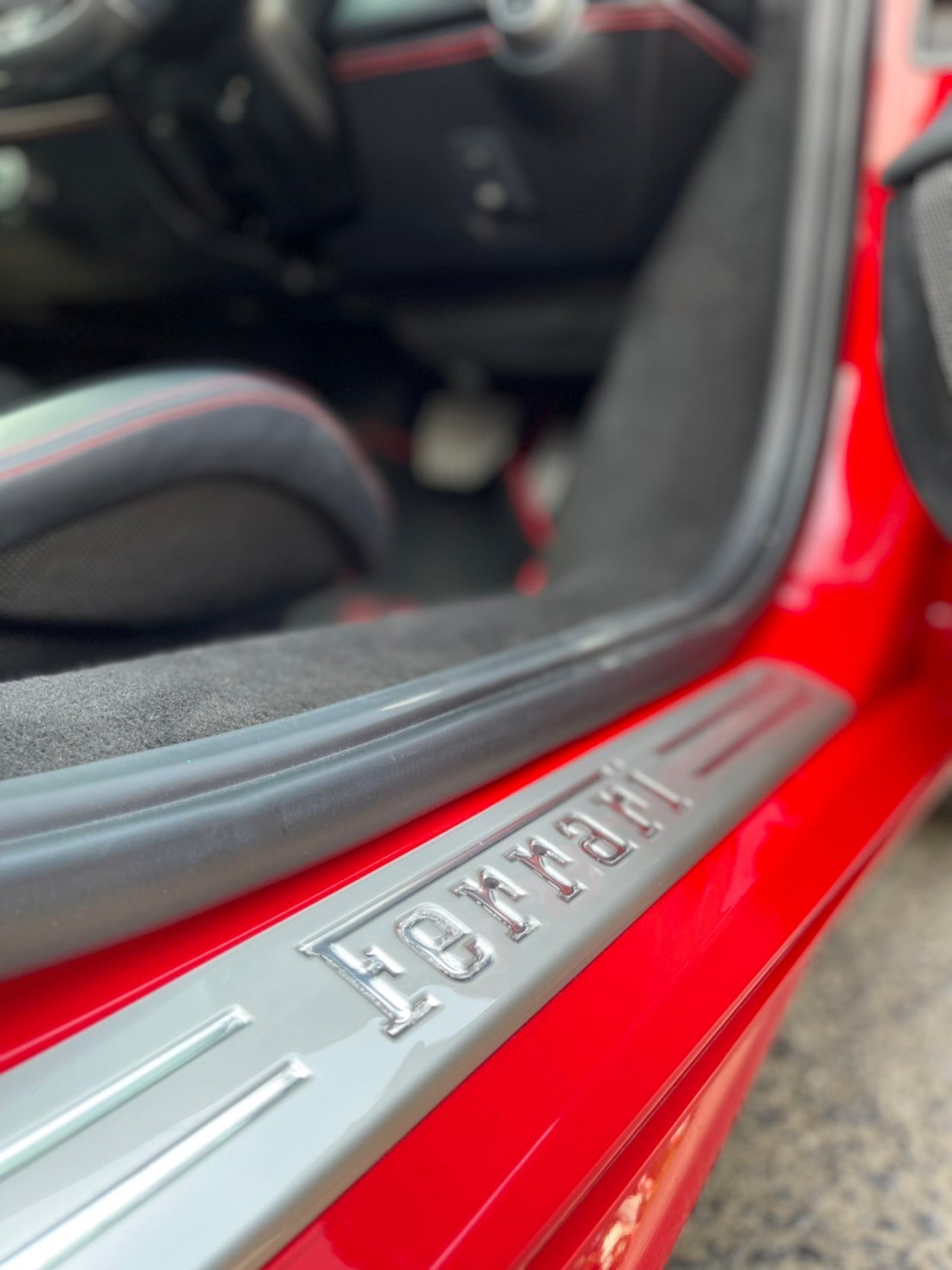 2016 Ferrari 488 GTB สีแดง (รูปที่ 11)