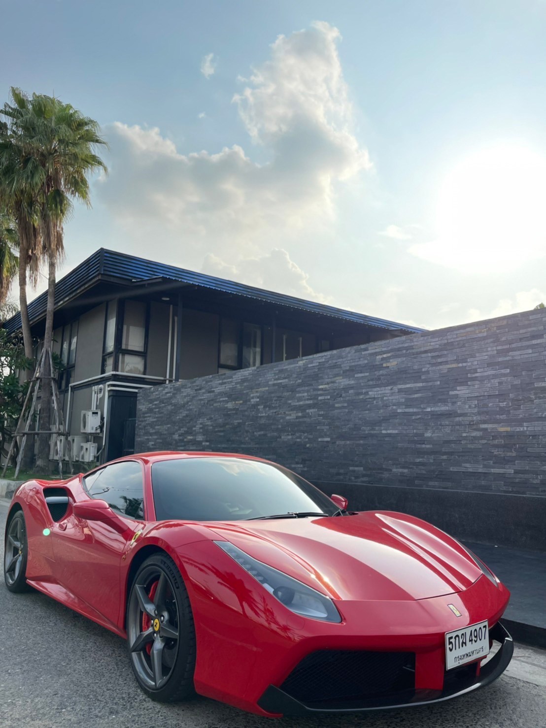 2016 Ferrari 488 GTB สีแดง