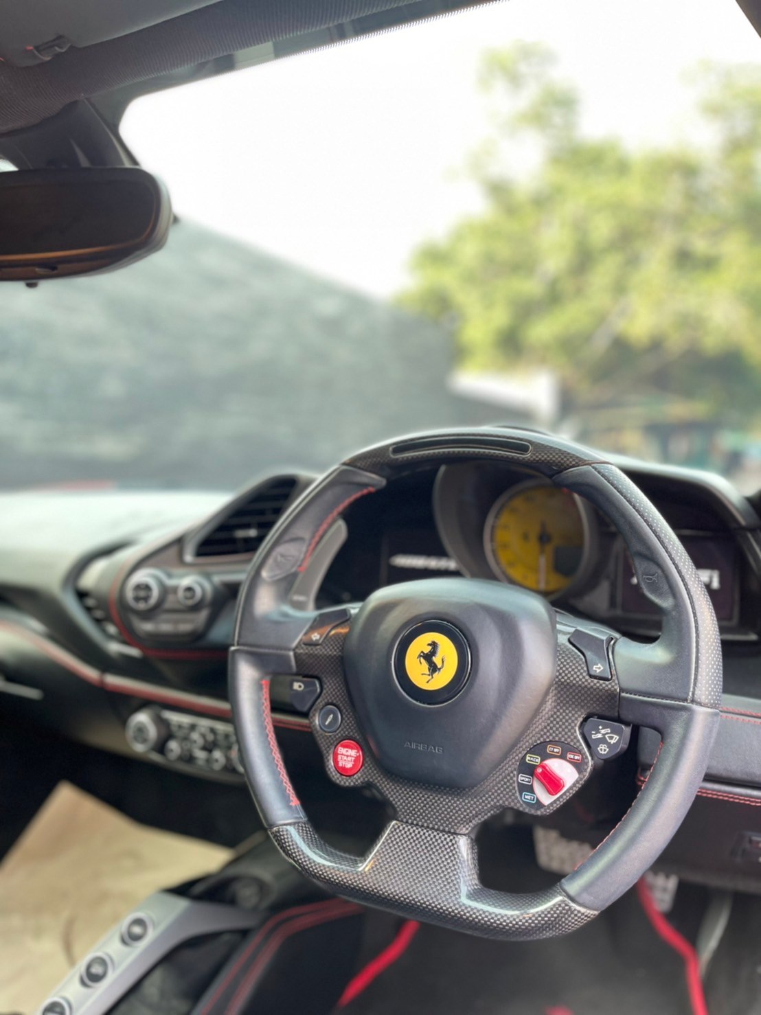 2016 Ferrari 488 GTB สีแดง (รูปที่ 13)