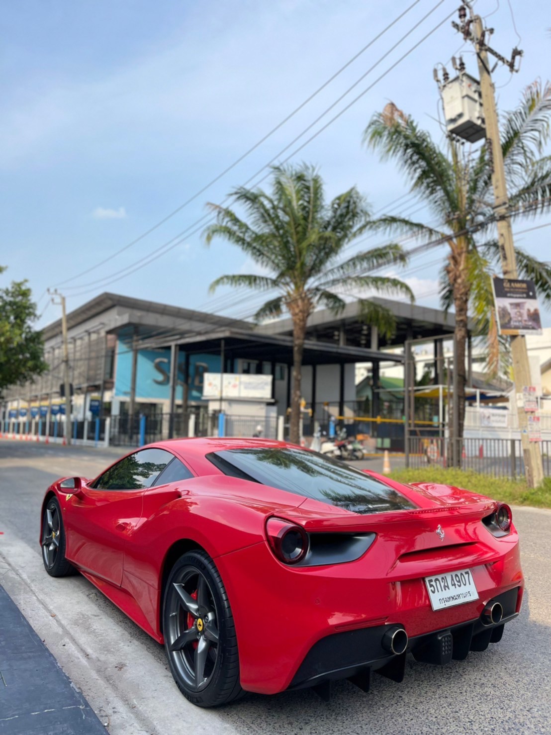 2016 Ferrari 488 GTB สีแดง (รูปที่ 6)