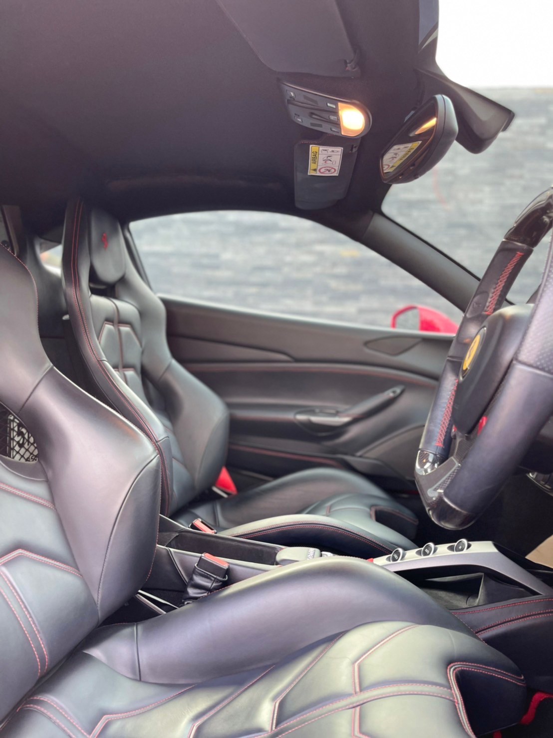 2016 Ferrari 488 GTB สีแดง (รูปที่ 12)