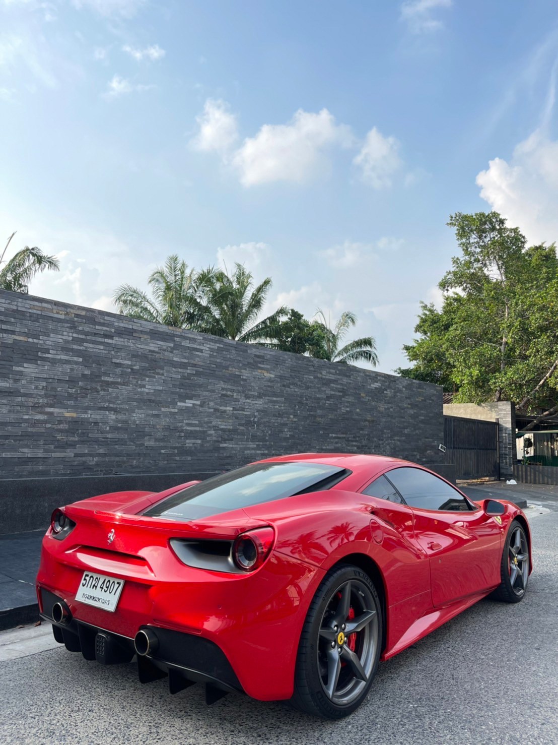 2016 Ferrari 488 GTB สีแดง (รูปที่ 5)