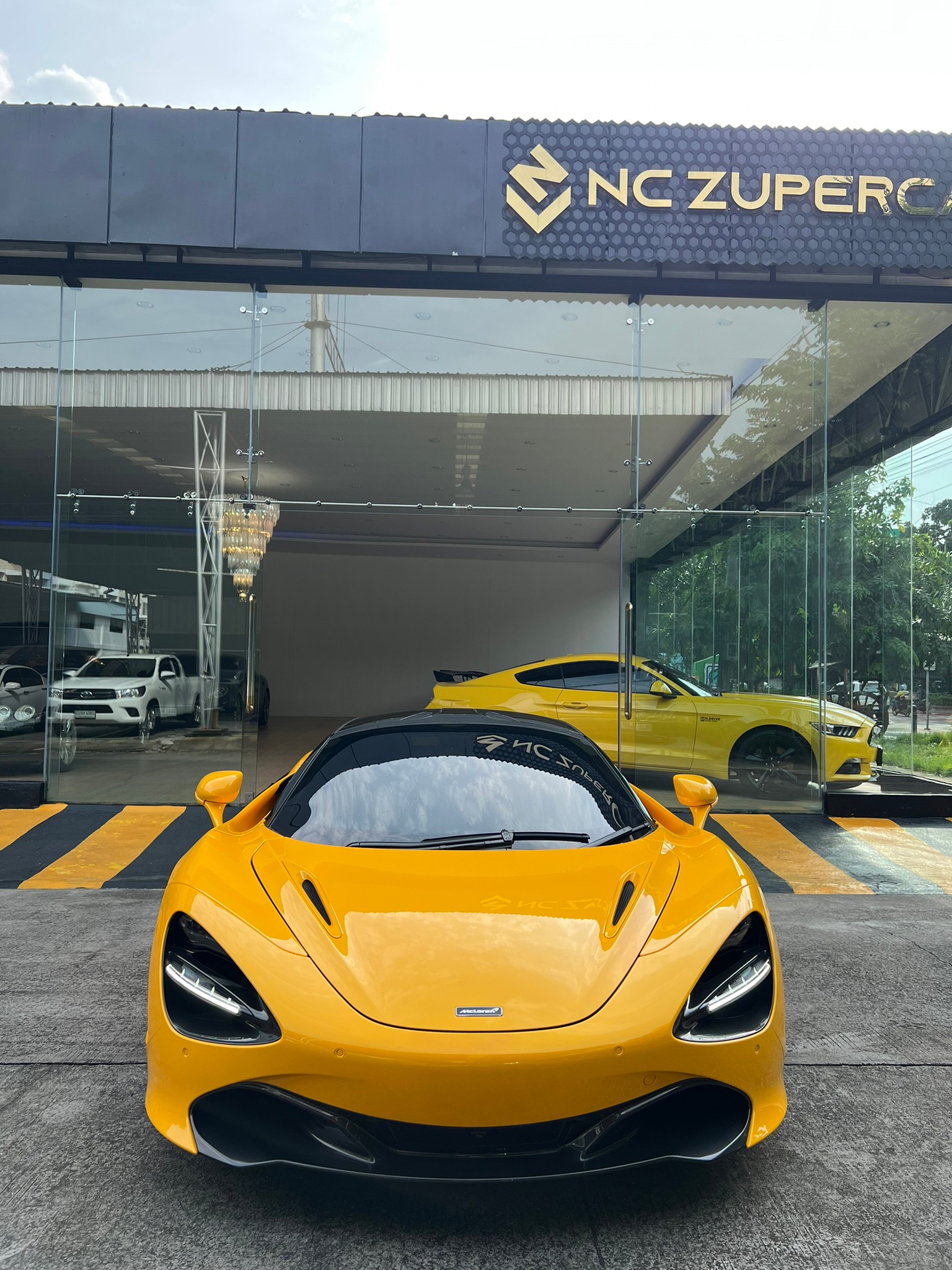 2022 McLaren 720S coupe Performance package สีเหลือง (รูปที่ 6)