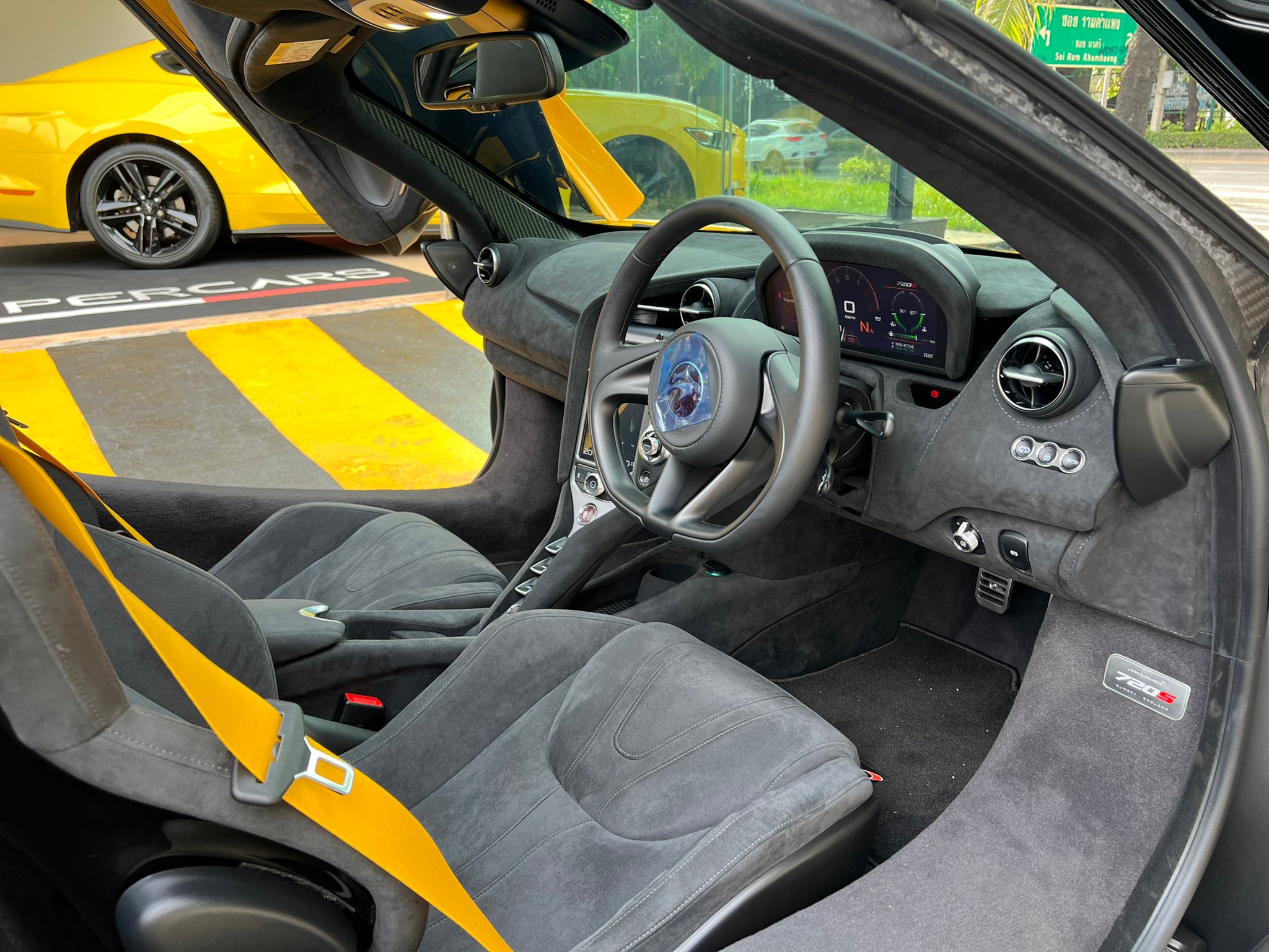 2022 McLaren 720S coupe Performance package สีเหลือง (รูปที่ 11)