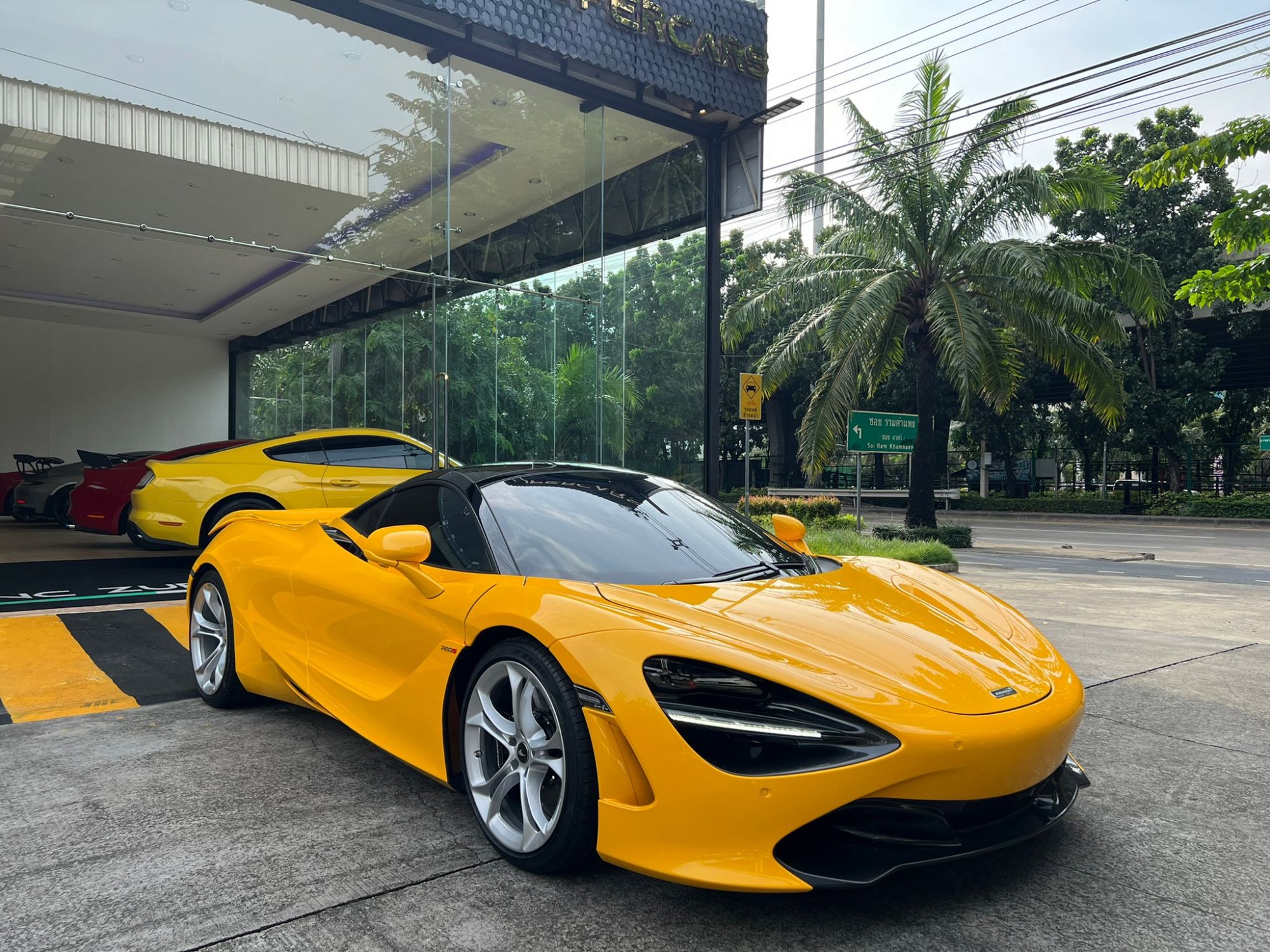 2022 McLaren 720S coupe Performance package สีเหลือง (รูปที่ 3)