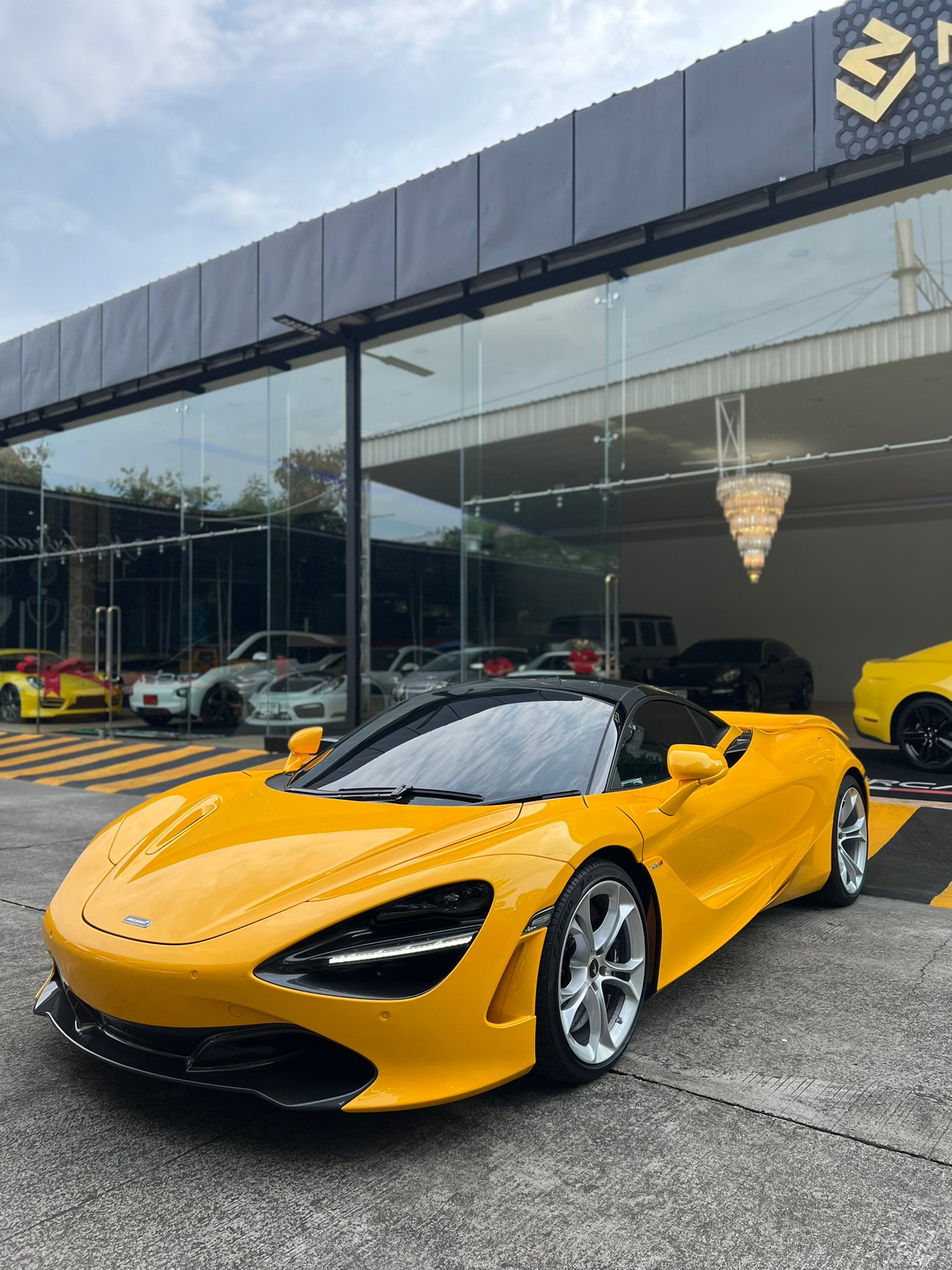 2022 McLaren 720S coupe Performance package สีเหลือง (รูปที่ 4)