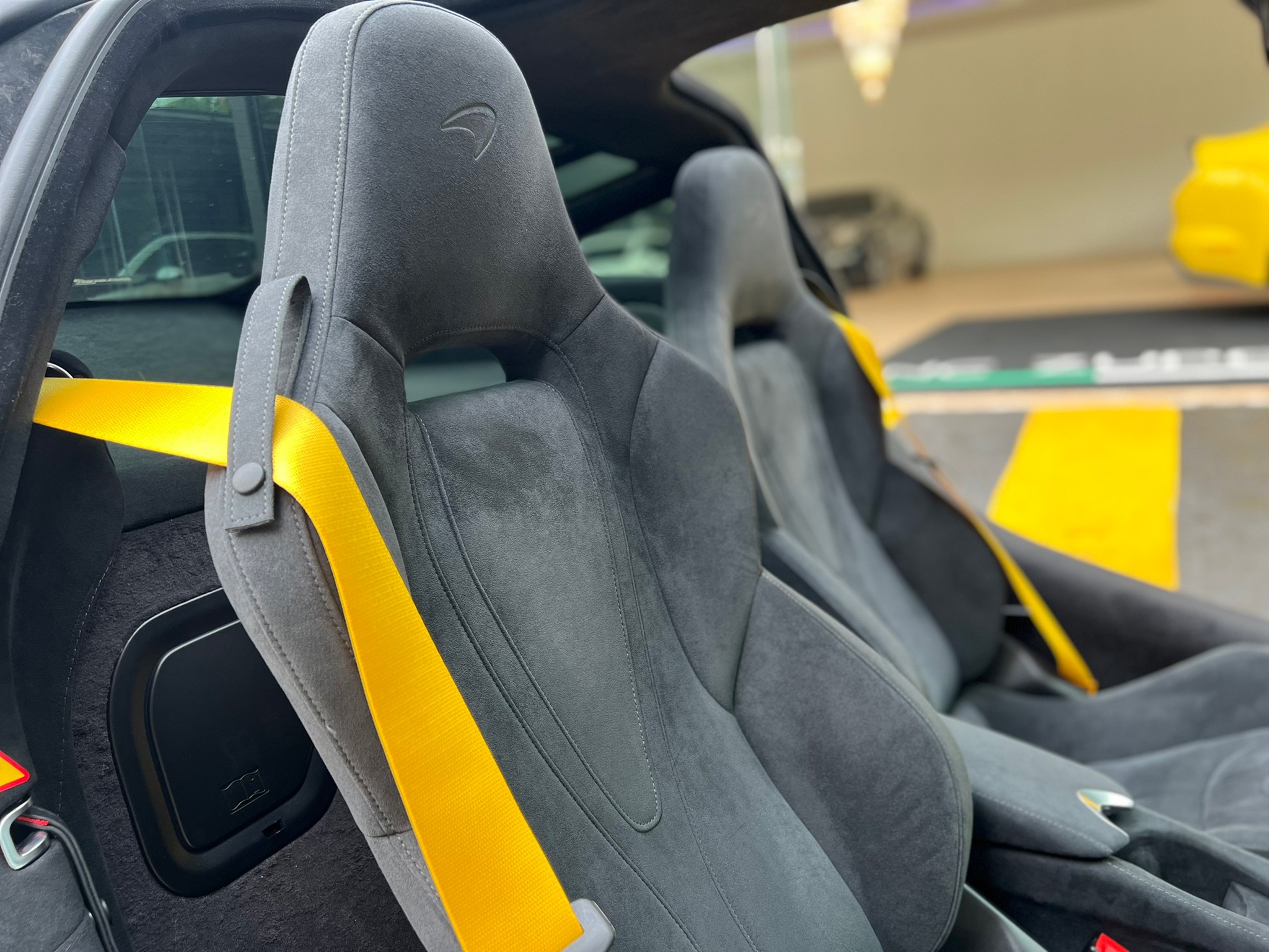 2022 McLaren 720S coupe Performance package สีเหลือง (รูปที่ 9)