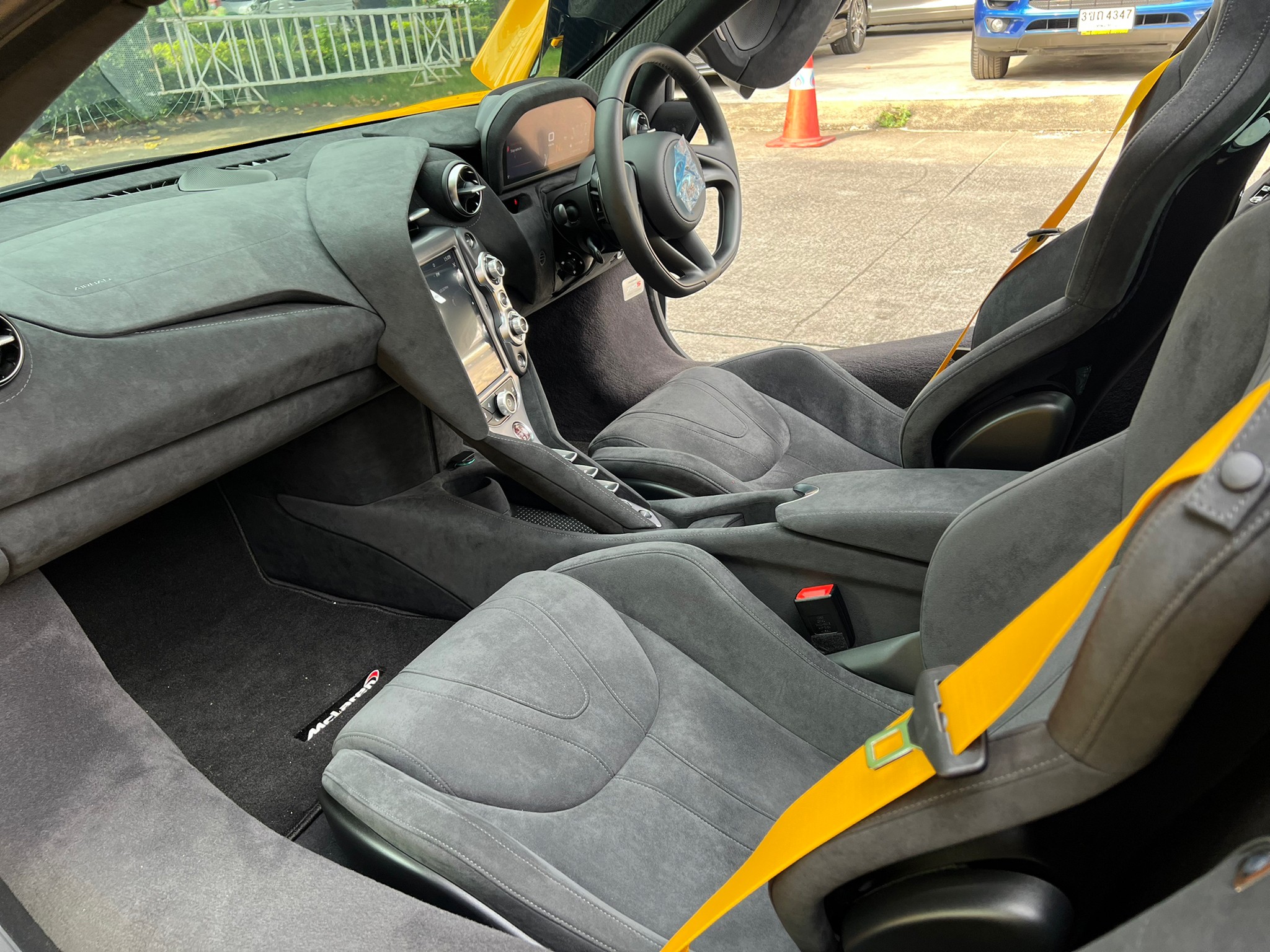 2022 McLaren 720S coupe Performance package สีเหลือง (รูปที่ 13)